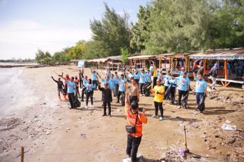 Pertamina Patra RJBB dan kelompok masyarakat Balongan lakukan coastal cleanup