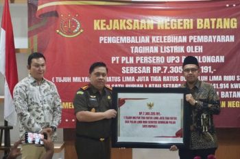 Kejari Batang serahkan kelebihan bayar listrik Rp7,3 miliar ke Pemda&nbsp;