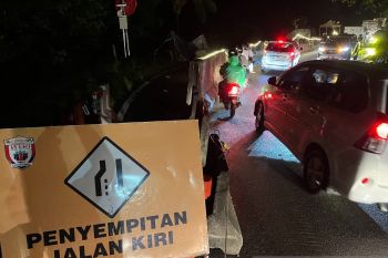 Truk pengangkut BBM pascaterbannya Jalan Lembah Anai  ke jalur Sitinjau Lauik