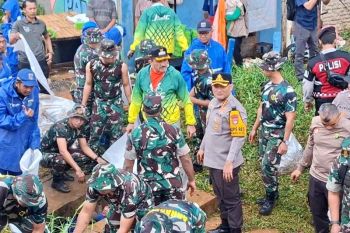 600 personel gabungan bersihkan sampah pascabanjir di Rawajati