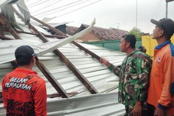 Puluhan rumah di Probolinggo rusak diterjang angin kencang