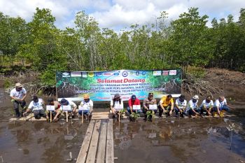 Komunitas Jurnalis Kepri bersama BPDAS Sei Jang Duriangkang tanam mangrove peringati HPN 2026