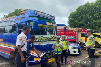 Polres Bangka Barat cek angkutan umum di Terminal Mentok