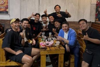 Seskab Teddy nobar final Timnas Futsal bersama warga di Malang