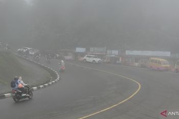 Pengendara diingatkan waspada hujan lebat dan kabut tebal di Puncak-Cianjur