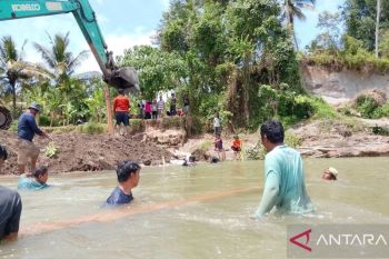 Pemerintah bersama warga Pariaman alihkan arus sungai ancam rumah pasca-bencana