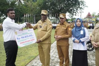 Pemkot Jayapura serahkan beasiswa bagi ahli waris tenaga non ASN