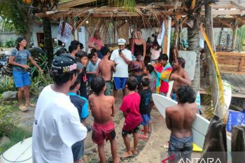 Bary's Cup" ajang solidaritas peselancar cilik di Pantai Lakey Dompu lawan kekerasan