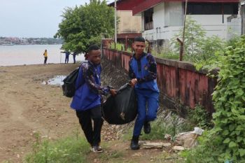 Personel Polairud Polda Papua gelar aksi bersih pantai di Jayapura