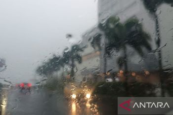 Waspadai hujan lebat diprakirakan turun di 10 provinsi