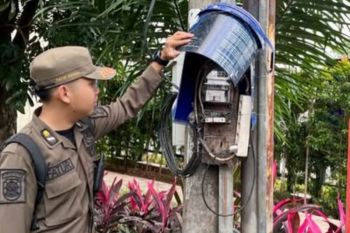 Satpol PP Karawang temukan kWh meter listrik milik PLN di lokasi bangunan liar