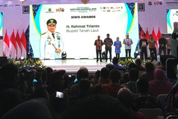 Bupati Tanah Laut Rahmat Trianto terima penghargaan SIWO Award 2026