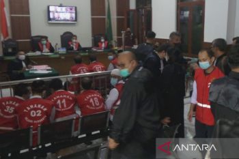 Sebanyak 25 terdakwa pornografi jalani sidang perdana tertutup di PN Surabaya