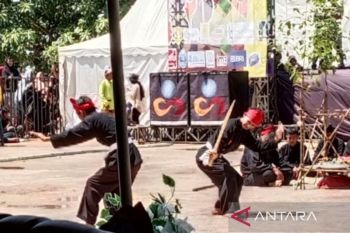 Bupati komitmen lestarikan tradisi Perang Ketupat di Bangka Barat