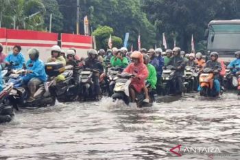Banjir satu meter rendam Jakarta Timur