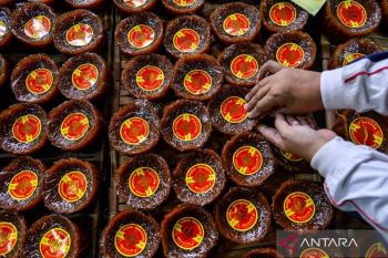 Orders surge for Chinese New Year sticky rice cakes in Indonesia