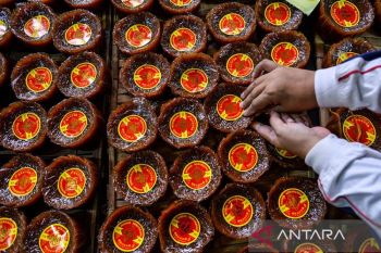 Produksi dodol keranjang jelang Imlek di Bandung