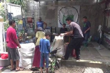 DLH Kota Tangerang salurkan ratusan gerobak sampah pada masyarakat