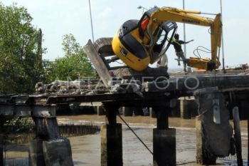 Foto: Kecelakaan kerja proyek rehab dermaga di pelabuhan