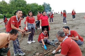 Pegawai Kemenag bersihkan pantai bersejarah Jembrana