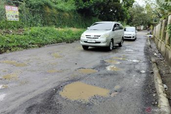 Pemkab Bogor pastikan perbaikan jalan rusak bertahap sesuai kewenangan