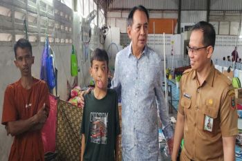 Bupati Bartim jenguk dan bantu warga Lampeong penderita tumor