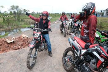 Bupati Kapuas gunakan motor trail tinjau akses jalan dan program ketahanan pangan