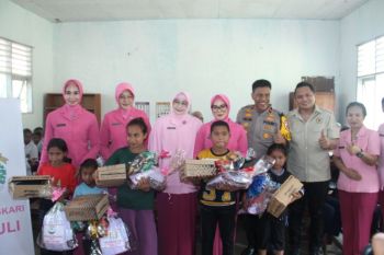 Bhayangkari-Sulteng beri bantuan pendidikan untuk siswa di Sigi