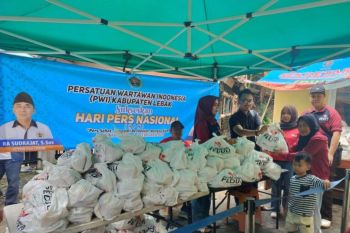 PWI Banten salurkan bahan pokok bagi warga tidak mampu di Lebak