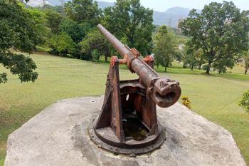 Dua Meriam yang Menolak Pergi: Jejak Jepang di Tengah Hijau Lapangan Golf Semen Padang