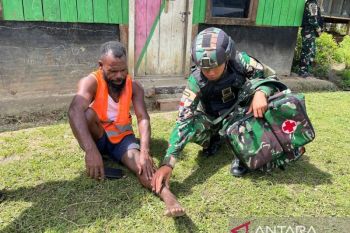 Koramil Numfor bersama warga gotong royong mendirikan tenda
