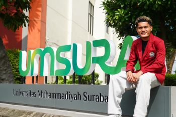 Pemain Persebaya Mikael Tata terima beasiswa UMSURA
