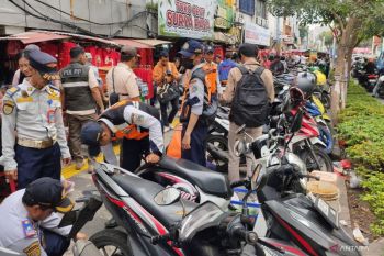 Petugas gabungan tertibkan parkir liar dan PKL di Pancoran Glodok