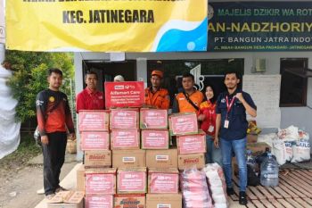 Alfamart bantu warga Desa Padasari