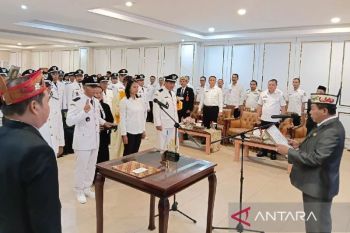 Bupati Kapuas lantik 33 penjabat kepala desa dan 6 anggota BPD