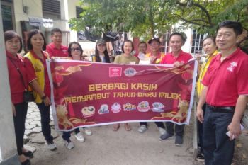 Organisasi Tionghoa Sulteng berbagi angpao untuk warga prasejahtera