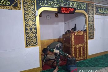 Satgas Yonif 511 bersihkan masjid pedalaman Papua jelang Ramadhan