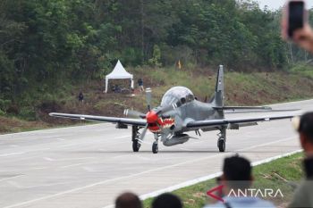 Jalan tol miliki nilai strategis usai berhasil didarati jet tempur