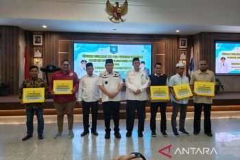 Gubernur Babel serahkan dana hibah keagamaan Rp9,5 miliar