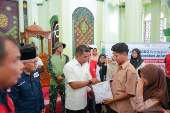Pemkab Solok serahkan bantuan 1.000 seragam sekolah ke korban banjir