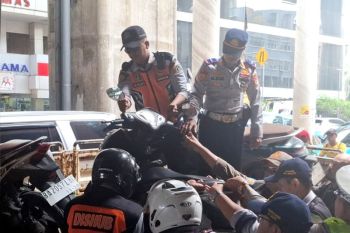 Parkir liar, petugas gabungan angkut belasan motor di Jakarta Selatan