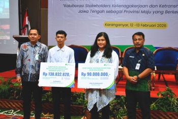 Disnakertrans Jateng dan BPJS Ketenagakerjaan perkuat sinergi, serahkan santunan ke ahli waris pekerja