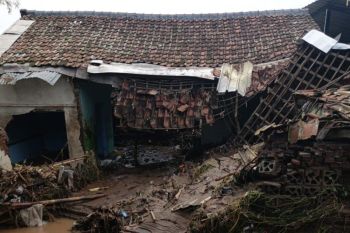 Tanggul jebol di Majalaya, lima rumah rusak berat akibat banjir