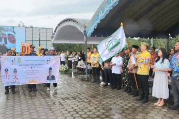 Hujan tak surutkan antusias peserta ikuti Pawai Tarhib Ramadhan di Gumas