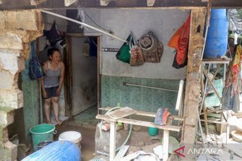 Pilu warga Kampung Cicerewed lihat rumahnya hancur diterjang banjir bandang