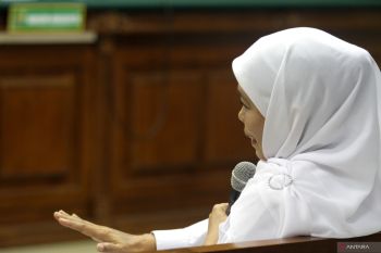 Gubernur Jawa Timur&nbsp;menjadi saksi dugaan korupsi dana hibah