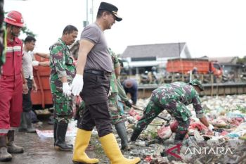 Pertamina Tambun turut tangani sampah sisa banjir di Bekasi