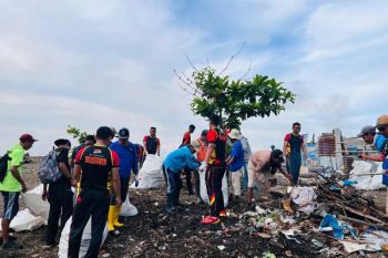 Brimob dan warga Maluku Utara bersihkan Pantai Kalumata dari sampah