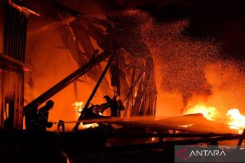 Delapan mobil damkar dikerahkan! pabrik cat di Tangerang terbakar hebat