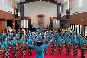 Nenek 83 tahun berkompetisi di Pasanggiri Angklung AHM